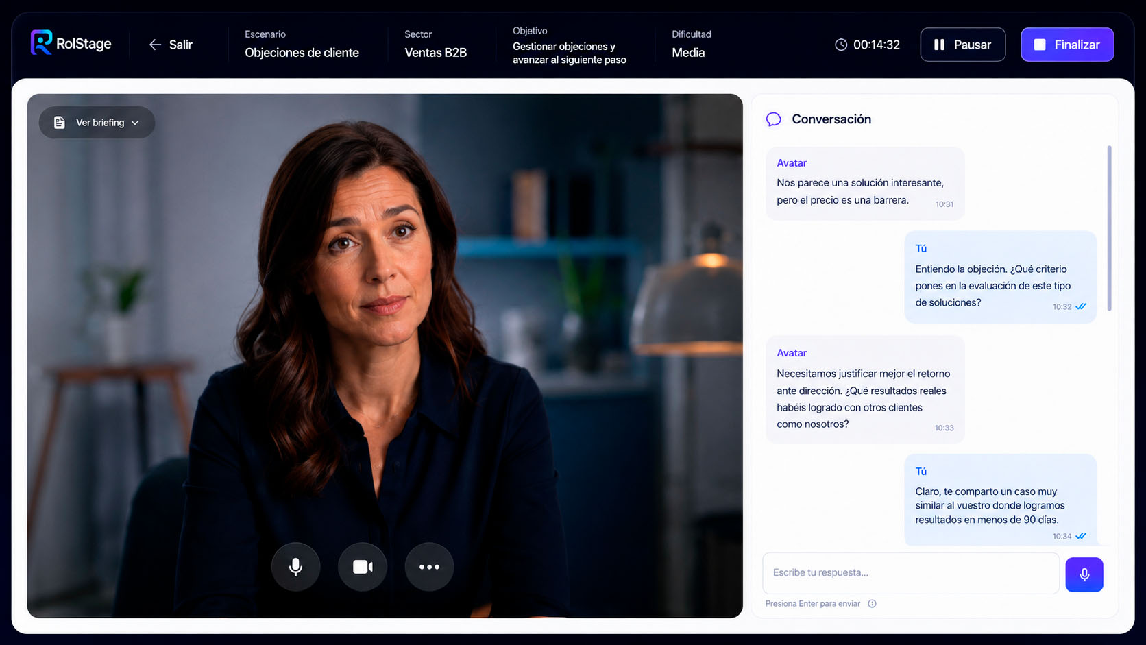 Usuario practicando una conversación profesional con un avatar IA en vídeo